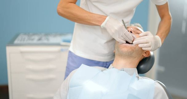 Ασθενής με οδοντικά στηρίγματα κατά τη διάρκεια τακτικής ορθοδοντικής επίσκεψης - Φωτογραφία, εικόνα