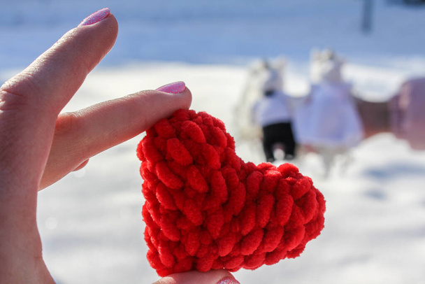 Вузькі символи для Валентинів день, червоне серце в руках, як символ любові - Фото, зображення