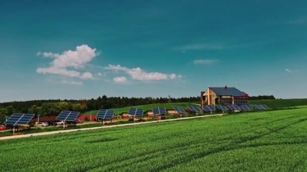 Solární panely na střechách venkovských domů - Záběry, video