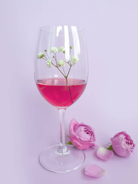 wine glass flower rose on colored background - Fotoğraf, Görsel