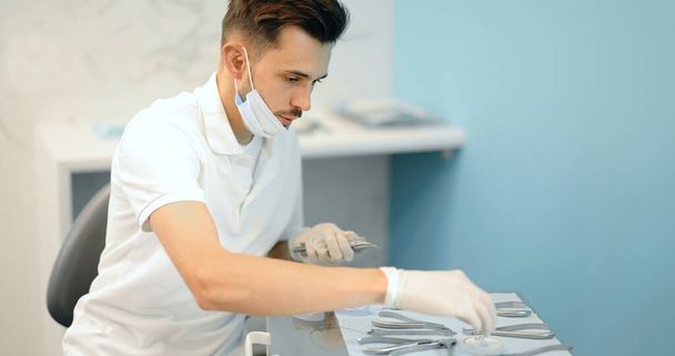 Dental technician working with a model of teeth and dental braces - Zdjęcie, obraz