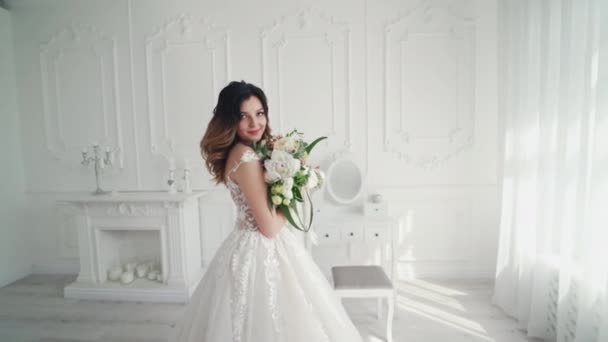 Beauté portrait de mariée portant robe de mariée de mode - Séquence, vidéo