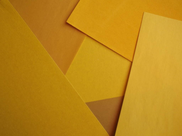 o fundo do cartão é feito de diferentes tons de amarelo - Foto, Imagem