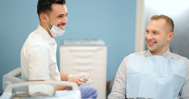 Paciente y dentista que se prepara para la revisión dental - Foto, Imagen