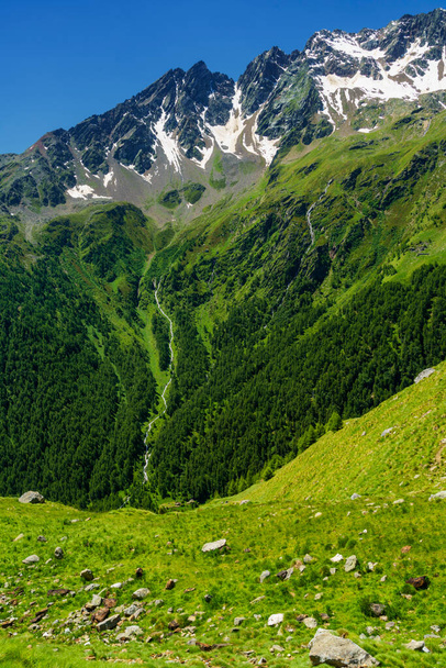 Passo Gavia, provincie Brescia, Lombardie, Itálie: krajina podél horského průsmyku v létě - Fotografie, Obrázek