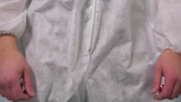 Lékařský pracovník zipy moderní jednorázové ochranné obleky - Záběry, video