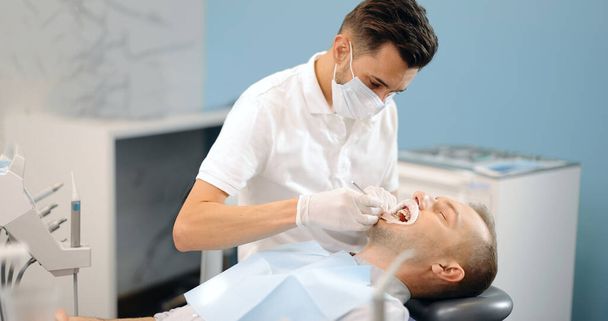 Dentista y paciente durante un tratamiento de ortodoncia - Foto, imagen