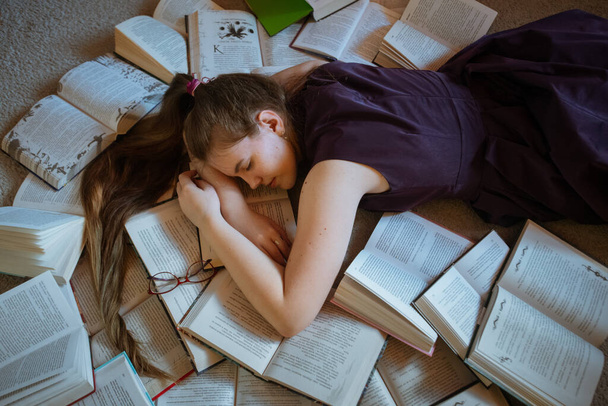 una ragazza dorme sui libri - Foto, immagini