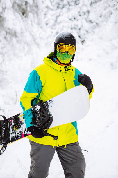 сноубордист в помещении для копирования лыжного снаряжения - Фото, изображение