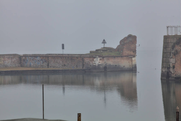 イタリアの町で霧の日に湖の古代の桟橋 - 写真・画像