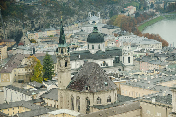 Salisburgo, Austria - 11.10.2014: veduta della città e del fiume Salzach dal punto più alto della città nella fortezza di Hohensalzburg. - Foto, immagini