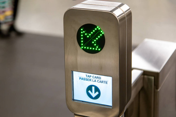 Toronto TTC Metrolinx Presto máquinas em uma estação movimentada Bloor e Yonge. Um cartão inteligente sem contato é usado para obter acesso ao transporte público. - Foto, Imagem