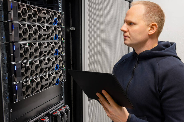 Technical Consultant With Digital Tablet Monitor Hyperconverged Servers Environment in Datacenter - Photo, Image