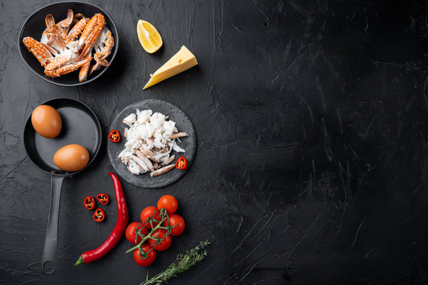 Peperoncino granchio setoso omlette ingredienti set, su sfondo nero, vista dall'alto piatto lay, con copyspace e spazio per il testo - Foto, immagini