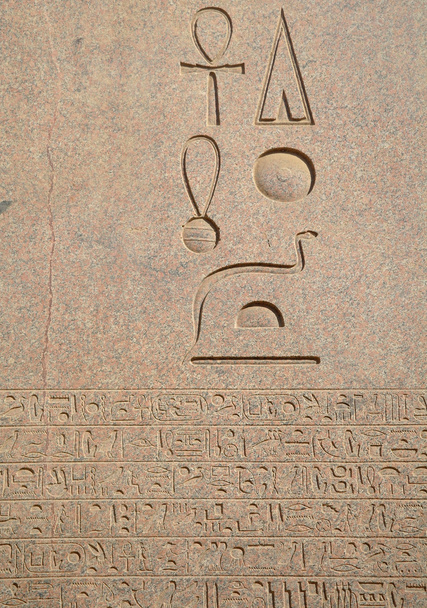 Египетские иероглифы выгравированы на камне
 - Фото, изображение