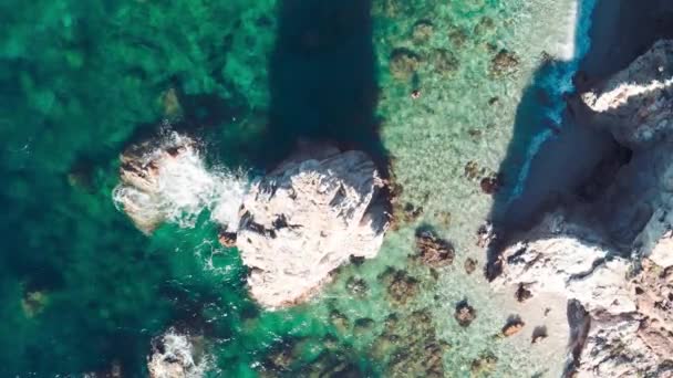 Όμορφα βράχια στην παραλία, θέα στο νησί Έλμπα, Ιταλία. Αργή κίνηση - Πλάνα, βίντεο