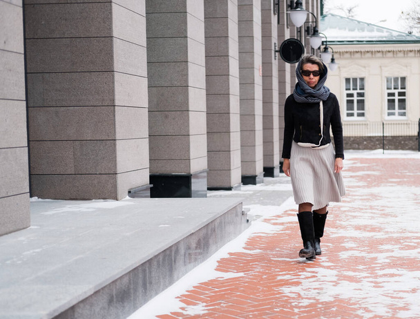 Negocios de moda mujer mayor en vestido caminando en la ciudad de invierno - Foto, Imagen