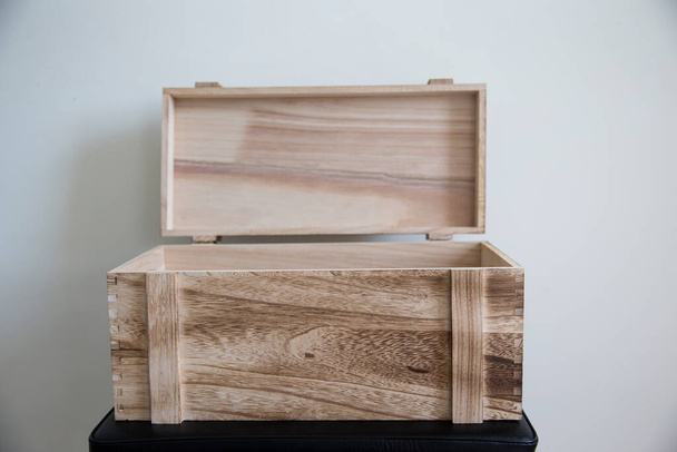 Coffre ouvert en bois brut pour petits objets isolés sur fond blanc - Photo, image