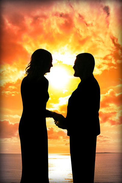 Jeune couple amoureux tenant la main en silhouette
 - Photo, image