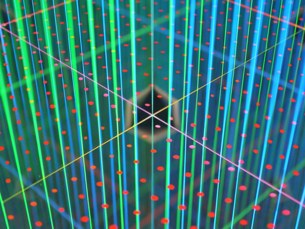 Fotografía de un caleidoscopio que representa un fondo creativo de rayos láser de colores en forma de una rejilla de cortafuegos que brilla y se refleja en múltiples capas de espejos. - Foto, imagen