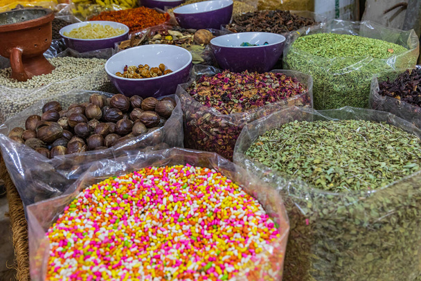 Oriente Medio, Península Arábiga, Omán, Ad Dakhiliyah, Nizwa. Comida para la venta en el zoco en Nizwa, Omán. - Foto, Imagen