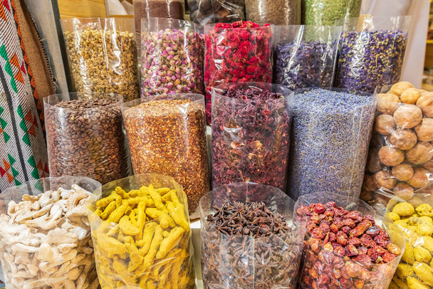 Střední východ, Arabský poloostrov, Omán, Ad Dakhiliyah, Nizwa. Sušené potraviny a bylinky na prodej v souk v Nizwa, Omán. - Fotografie, Obrázek