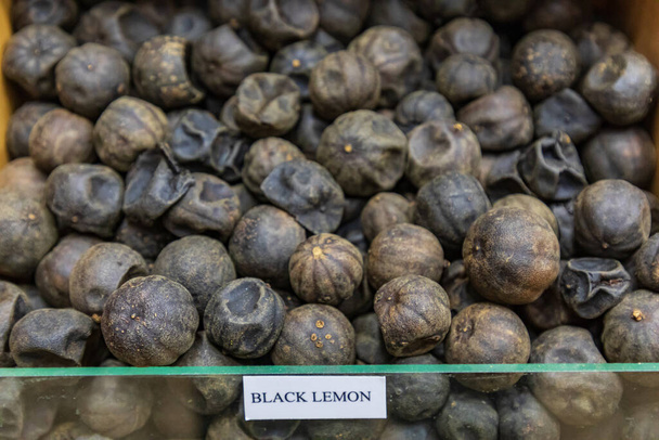 Naher Osten, Arabische Halbinsel, Oman, Ad Dakhiliyah, Nizwa. Getrocknete schwarze Zitronen zum Verkauf im Souk in Nizwa, Oman. - Foto, Bild