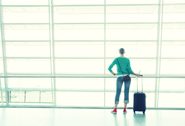 Mädchen im Flughafen - Foto, Bild