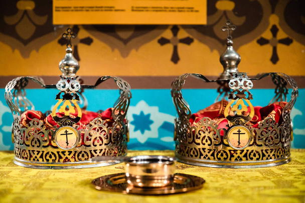 Interior de uma igreja ortodoxa ucraniana. Duas coroas para o Sacramento do Casamento. - Foto, Imagem