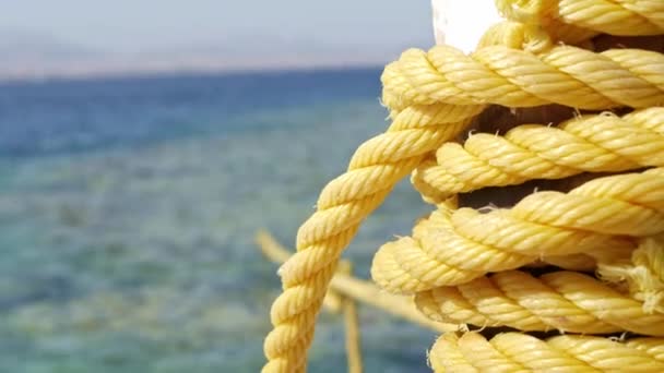 Αγκυροβόλιο και δεμένο σχοινί στην ακτή της θάλασσας - Πλάνα, βίντεο
