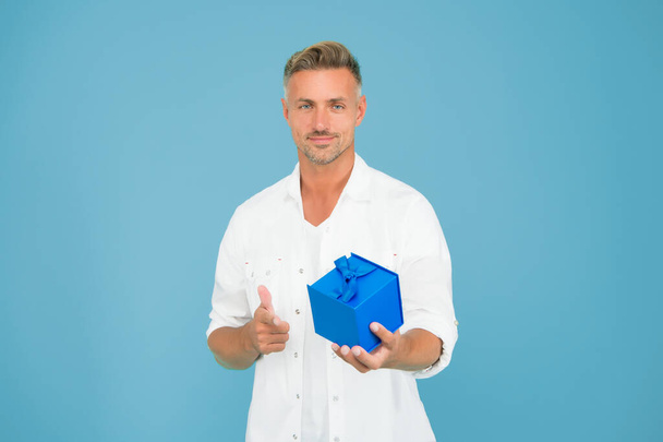 Jewelry shop. Shopping and sale. Birthday present. Happy man holding gift. Gift or present box. Holiday preparation and celebration. Celebrating birthday anniversary. Valentines day. Gift shop - Фото, зображення