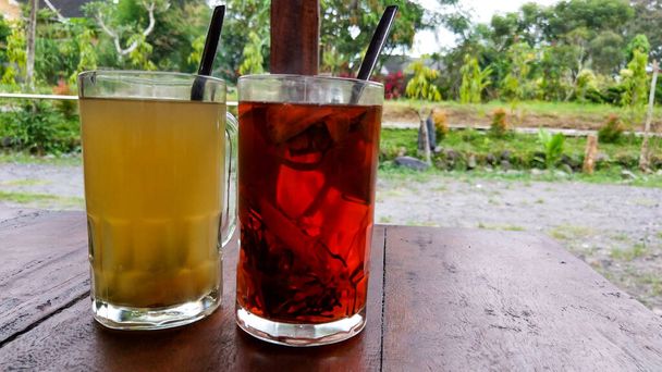 Wedang Uwuh et Ginger Tea, une boisson traditionnelle de Yogyakarta qui est mélangée et sélectionnée parmi les meilleures épices bénéfiques pour la santé, délicieuse et parfumée. Boissons traditionnelles pour lutter contre Covid-19 - Photo, image