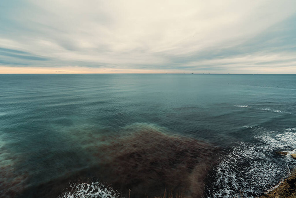 Meereshintergrund. Winter Ozeanwasseroberfläche mit Wellen in kalten Farben und Gezeitenwasser grün Trendfarbe - Foto, Bild