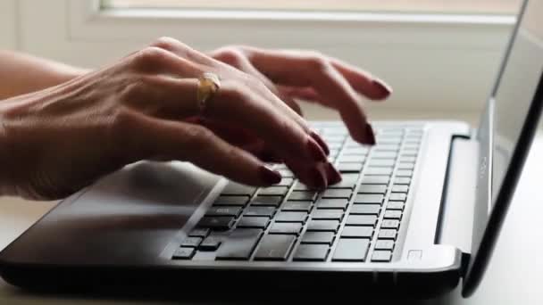 As mãos femininas de mulher de negócios trabalhador usuário profissional usando digitação no teclado notebook laptop. Trabalho remoto durante o período de quarentena. - Filmagem, Vídeo