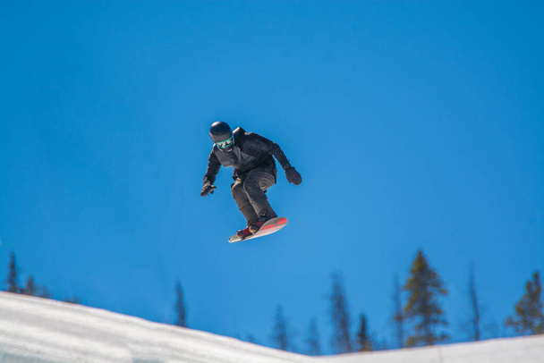 snowboarder tirando trucchi sulle piste Colorado Rockies - Foto, immagini