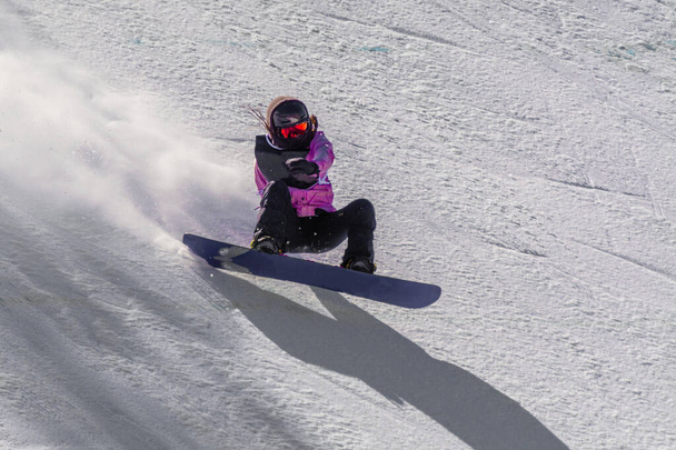snowboardzista ciągnie sztuczki na stokach Colorado Rockies - Zdjęcie, obraz