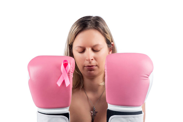 дівчина з рожевими боксерськими рукавичками, що борються з раком молочної залози на білому тлі
. - Фото, зображення