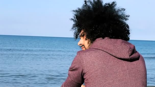 Homem em frente à praia pensando
 - Filmagem, Vídeo