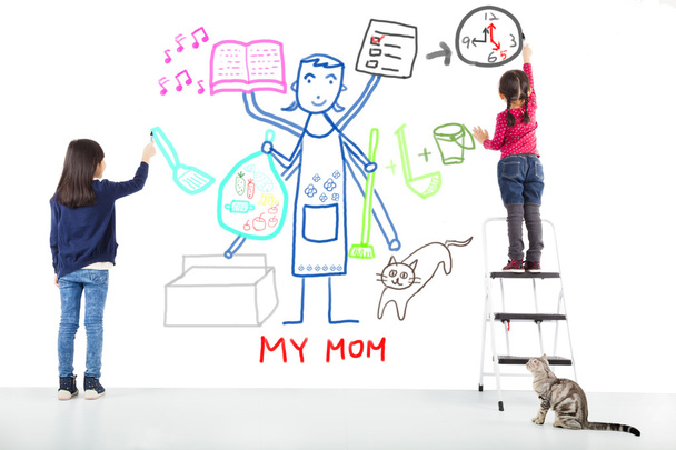 zwei Kinder zeichnen die Arbeitsaufgaben der Mutter - Foto, Bild