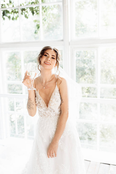 Delicate beautiful  bride  with glass in the morning  - Foto, Bild