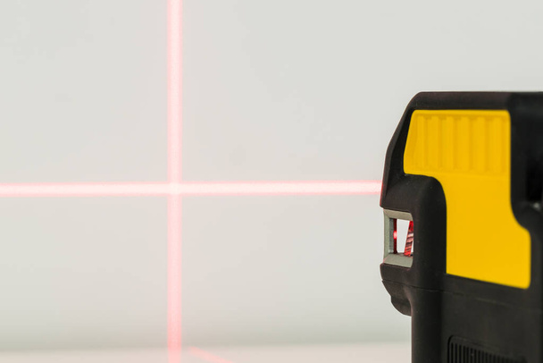 Elektroninen laser osoittaa suoraan. Kulmien ja säätöpisteiden tarkastaminen mittauksia tehtäessä - Valokuva, kuva