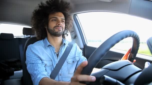 Hombre escuchando música mientras conduce coche
 - Metraje, vídeo