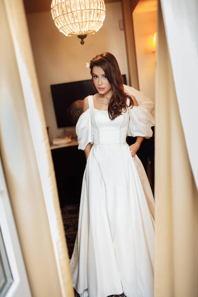   young bride in the morning putting on dress - Foto, Imagem