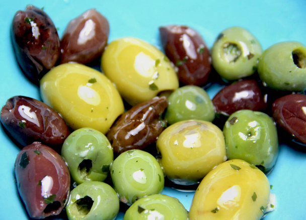 Směs pestrobarevných oliv na modrém pozadí - Fotografie, Obrázek