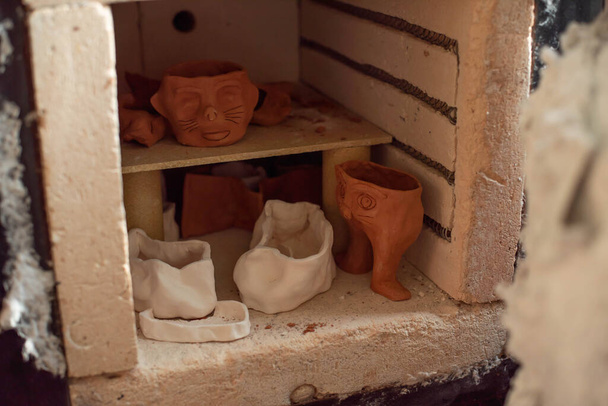 Forno de forno de produção de cerâmica com copos e canecas - Foto, Imagem