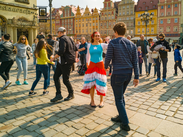 Wroclaw, Polonia - 31 de marzo de 2019 Día Internacional de Flashmob de Rueda de Casino y evento abierto en la plaza del mercado - Foto, imagen