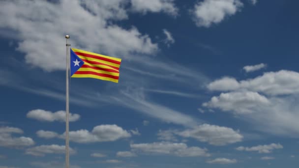 Независимый флаг Каталонии, размахивающий на ветру голубым небесным облаком. Каталонское знамя эстелады раздувает мягкий шелк. Ткань ткани текстура энсин фон. Концепция использования для национальных дней и событий в стране - Дан - Кадры, видео