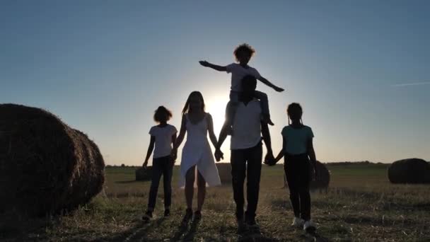 Multiracionális család élvezi a sétát naplemente alatt - Felvétel, videó