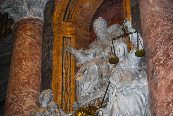 Собор Святого Петра в Ватикане - интерьер знаменитой церкви
 - Фото, изображение