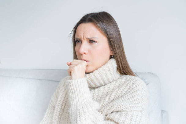Mladá nemocná žena ve vlněném svetru, která doma kašle. Chřipka, bolest v krku, infekce dýchacích cest, bolest v krku, pneumonie nebo příznaky bronchitidy. - Fotografie, Obrázek